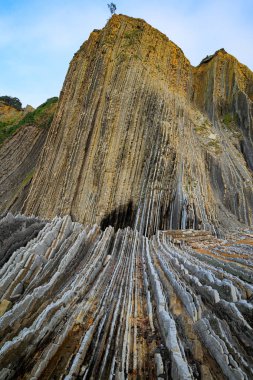 Büyülü, eşsiz bir manzara. Biscay Körfezi kıyısında, Atlantik 'te. Buradaki kıyı şeridi, Flysch adı verilen jeolojik bir oluşum ile tanımlanır. Bask bölgesindeki alışılmadık plaj, Itsurun.