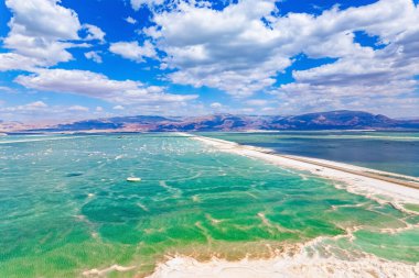 Rahatlama ve tedavi için dinlenme yeri. Ölü Deniz, gezegendeki en gizemli su kaynaklarından biri olarak kabul edilir. Drone film çekiyor. 