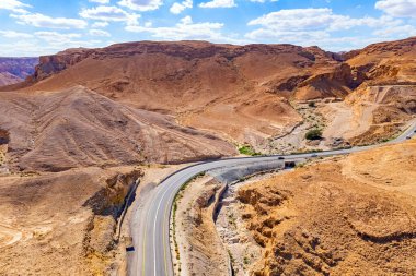  Asfalt karayolu tepeler arasında yol alır. Ölü Deniz çamuru iyileştirici özelliklere sahiptir. Drone film çekiyor. Ölü Deniz 'in kıyılarında çöl. İsrail.