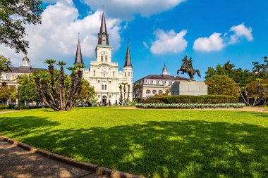 NEW ORLEANS, ABD, 16 Eylül 2023: Antik mimari, parklar ve meydanlar. Muhteşem New Orleans. Çarpıcı Katolik katedrali. Andrew Jackson Anıtı