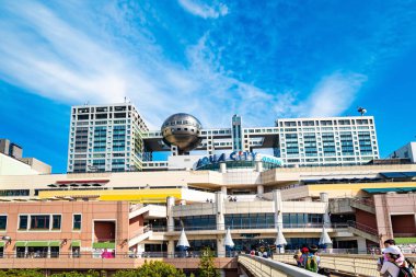 ODAIBA Adaları, JAPONYA, Mayıs 03, 2023: Odaiba Adası 'ndaki çarpıcı modern mimari. Vatandaş yürüyüşleri için favori yer. Odaiba Tokyo Körfezi 'nde büyük bir yapay adadır..