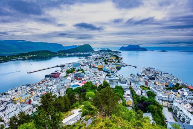 Olesund, adalarda bir şehirdir. Atlantik Okyanusu. Norveç 'e git. Şehir yangından sonra sanat tarzında inşa edildi. Büyük gün batımı