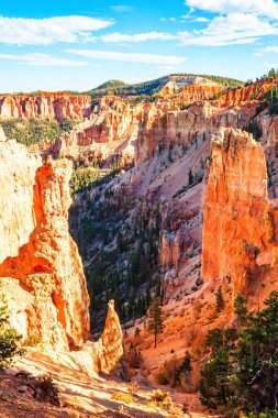 Serseriler erozyondan oluşan eşsiz jeolojik yapılardır. Gün batımı. Amerika 'daki Bryce Kanyonu. Erozyonun yarattığı doğal amfi tiyatro..