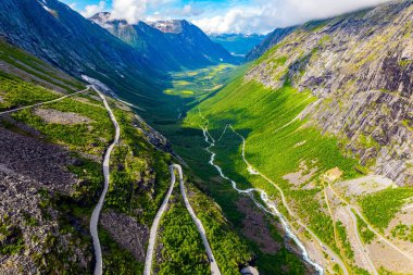  Norveç. Serpentine yolu kanyonun yeşil yamaçlarında resim gibi kıvrılır. Trol stijli Norge. Drone film çekiyor.