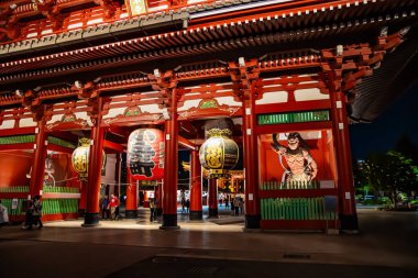 Tapınak kompleksi çok güzel aydınlatılmış. Senso-ji Tokyo 'daki en eski Budist tapınağıdır. Japonya 'ya seyahat