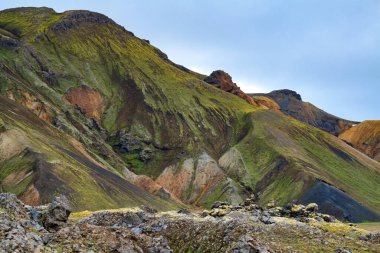 Landmannalaugar 'ın renkli dağları ve termal pınarları. Egzotik İzlanda 'ya seyahat. 