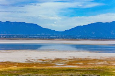 Büyük Salt Lake. Utah. Antilop Adası muhteşem ve çeşitlidir. Göl yüzeyi bulutlu gökyüzünü yansıtır.. 