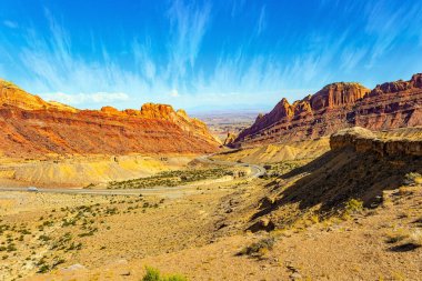 San Rafael Resifi Salt Lake City 'nin doğusunda devasa bir kumtaşı sırtıdır. Görkemli kırmızı-kahverengi manzaralar dar renkli kanyonlarla kesişir.