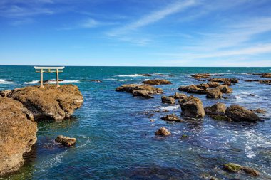  Tapınak, Japonya 'yı yaratan iki kutsal tanrının onuruna inşa edildi. Tanrıların Kıyısı 'na geçit. Resimli kayalık Pasifik kıyısı. Oarai Isosaki Tapınağının Torii kapısı.