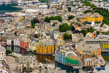 Olesund yangından sonra sanat tarzında inşa edildi. Norveç 'e git. Yazın büyük gün batımı