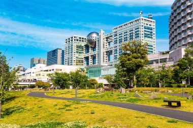 Odaiba Adası 'ndaki çarpıcı modern mimari. Odaiba, Tokyo Körfezi 'nde büyük bir yapay adadır. Japonya. Ada Tokyo 'nun merkezine Gökkuşağı Köprüsü ile bağlıdır.. 