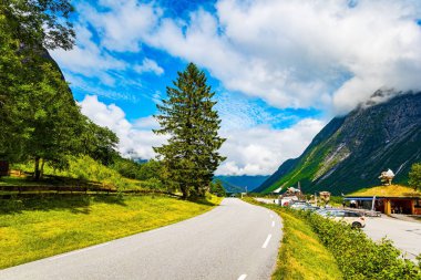 Meşhur Troll Merdiveni 'ne giden yol. Dağlarda manzaralı bir yol. Norveç 'te harika güneşli bir hava var. Muhteşem İskandinavya 'ya seyahat.