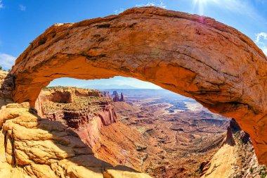 Utah, ABD 'deki Canyonlands Ulusal Parkı. Doğal Mesa Kemeri kırmızı-kahverengi kumtaşlarından oluşur. Egzotik bir diyara muhteşem bir yolculuk. Sıcak güneşli bir gün. 