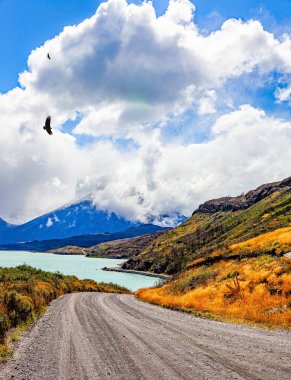 Los Cuernos 'un karla kaplı siyah uçurumları. Pehoe Gölü 'ndeki köprüden adaya. Eriyen buzulların suyunun gök mavisi var. Chiles Patagonia. Torres del Paine Ulusal Parkı