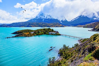 Los Cuernos 'un karla kaplı siyah uçurumları. Pehoe Gölü 'ndeki köprüden adaya. Eriyen buzulların suyunun gök mavisi var. Chiles Patagonia. Torres del Paine Ulusal Parkı