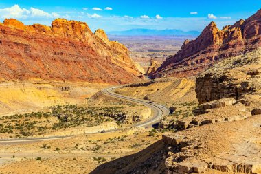 San Rafael Resifi Salt Lake City 'nin doğusunda devasa bir kumtaşı sırtıdır. Görkemli kırmızı-kahverengi manzaralar dar çok renkli kanyonlarla kesişir. Muhteşem Amerikan otoyolu 
