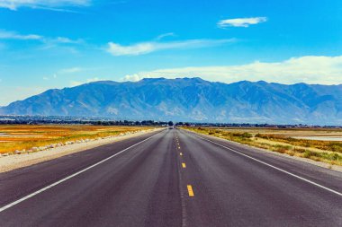 Büyük Salt Lake. Utah. Antilop Adası muhteşem ve çeşitlidir. Geniş otoyol mesafeye gidiyor.