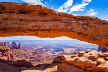 Kırmızı-kahverengi kumtaşlarından yapılmış doğal Mesa kemeri. Utah, ABD 'deki Canyonlands Ulusal Parkı.