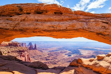 Kırmızı-kahverengi kumtaşlarından yapılmış doğal Mesa kemeri. Utah, ABD 'deki Canyonlands Ulusal Parkı. Colossal Park, Yeşil ve Colorado nehirleri arasında yer almaktadır..