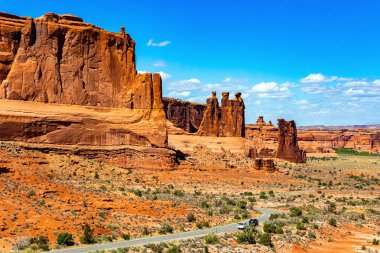 Üç dedikoducu. Koyun Kayası. ABD. Kemerlerin en parlak parkı. En ilginç görkemli kompozisyonlar.. 