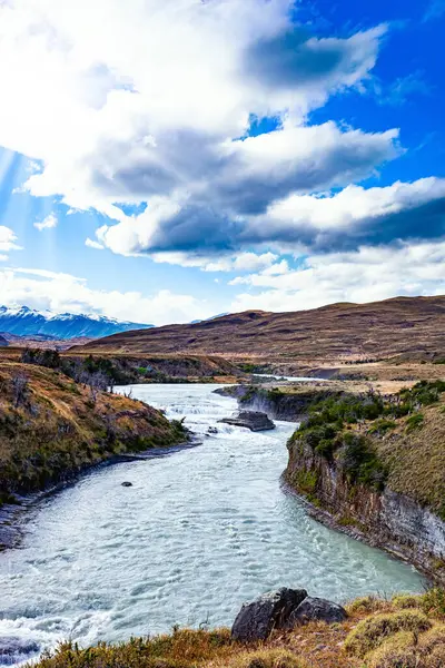 Büyük kaya Rio Paine Nehri 'nin hızlı akışını engelledi. Torres del Paine Parkı. Şili, Güney Amerika. Dünyanın en pitoresk ve egzotik parkının harikaları.