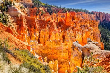 Utah. Serserilerin eşsiz jeolojik yapıları. Erozyonun yarattığı dev doğal amfitiyatro. ABD 'deki Bryce Canyon Parkı