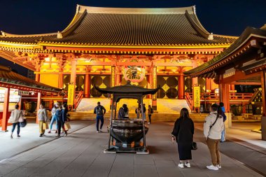 TOKYO, JAPONYAN - 23 Nisan 2023: Tapınak kompleksi gece gökyüzüne karşı güzelce aydınlatılmıştır. Senso-ji ya da Asakusadera - 