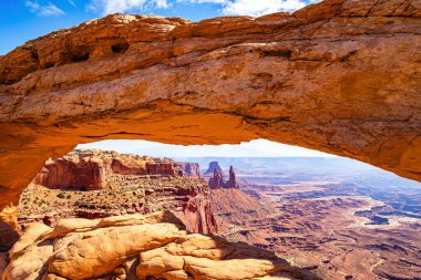Doğal Mesa Kemeri kırmızı-kahverengi kumtaşlarından oluşur. Utah, ABD 'deki Canyonlands Ulusal Parkı. Egzotik bir diyara muhteşem bir yolculuk.