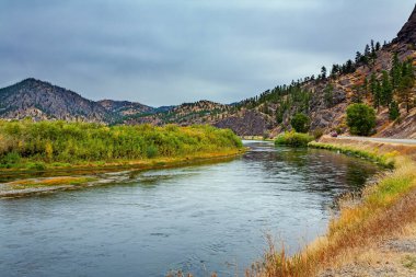 Missouri Nehri Mississippi Nehri 'nin ana koludur. Amerika 'ya bir gezi. Derin nehrin yatağı yamaçlara doğru kıvrılır. Bulutlu bir gün.