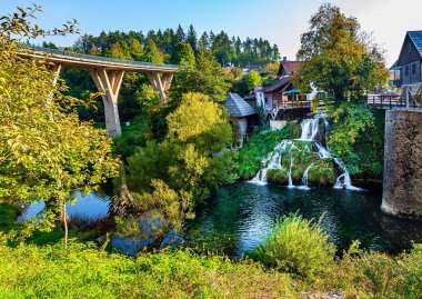 Slunjcica Nehri üzerindeki modern viyadük. Slunj kasabası, Rastoke. Hırvatistan 'a git. Sıcak yaz günbatımı. 