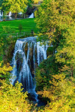 Küçük, dost canlısı kasaba Slunj-Rastoke. Slunjcica Nehri. Çeşitli çağlayan şelaleler. Eski Avrupa 'yı büyülüyor. Sıcak yaz günbatımı. Hırvatistan 'a Seyahat. 