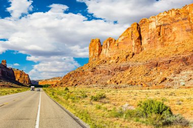  Utah, ABD 'deki Canyonlands Ulusal Parkı. Muhteşem geniş otoyol. Bir sürü vadi ve nehir vadisi var..