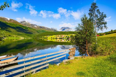  Eidsvatnet Gölü. Norveç 'in merkezindeki resimli dağlar. İskandinavya 'da yaz. 