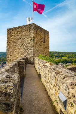 Gözetleme kulesi Chevreuse 'deki Chateau de la Madeleine ortaçağ mimarisine bir örnektir. Fransa. Chevreuse Vadisi 'nin panoramik manzarası. 