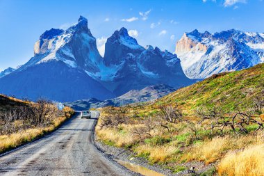 Torres del Paine Ulusal Parkı. Los Cuernos 'un muhteşem kar kaplı siyah uçurumları. Şili Patagonya 'sı. Güney Şili gezisi. Pehoe Gölü kıyısındaki toprak yol..