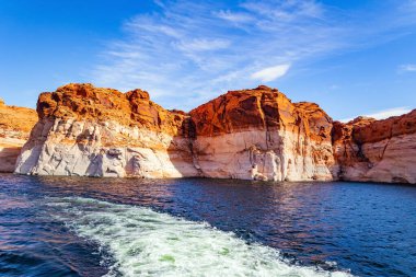  Tekne arkasında beyaz bir köpük izi bırakıyor. Powell Gölü 'nde harika bir tekne gezisi. Güzel, güneşli, sıcak bir gün. Powell Gölü yapay bir rezervuar. Colorado Nehri. ABD.