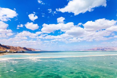  Ölü Deniz, gezegendeki en gizemli su kaynaklarından biri olarak kabul edilir. Ölü Deniz çamuru iyileştirici özelliklere sahiptir. Drone film çekiyor. Tedavi ve rahatlama için muhteşem bir tatil yeri..