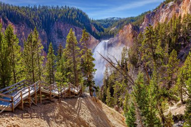 Lower Falls ve Yellowstone Nehri Kanyonu. Şelaleye giden ahşap patikalar. UNESCO Dünya Mirası Alanı. Yellowstone Ulusal Parkı. 
