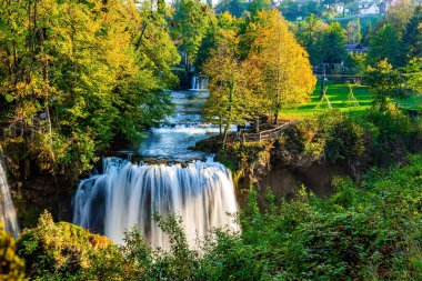 Slunjcica Nehri. Resimli aynasızlar, çağlayan şelaleler. Küçük, dost canlısı kasaba Slunj-Rastoke. Hırvatistan 'a git. Sıcak yaz günbatımı. 