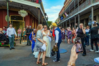 YENİ ORLEANS, ABD, 16 Eylül 2023: New Orleans Sihirli Karnavalı. İkinci düğün. Fransız Mahallesi 'nde karnaval alayı