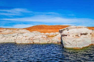 Su, güzel, dolambaçlı kanyonları dolduruyor. Powell Gölü 'nde harika bir tekne gezisi. Powell Gölü insan yapımı bir rezervuar. Rüzgar suda dalgalanmalar yaratıyor. Colorado Nehri. ABD.