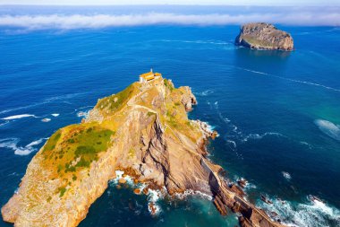 İspanya. Bask Ülkesi. Gaztelugatxe. Ada köprü ve merdivenlerle anakaraya bağlıdır. Adada San Juan de Gaztelugatxe 'nin küçük bir kilisesi var.