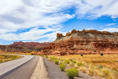 Moab yolu. Sonbahar ormanlarının içinden geçen resim gibi bir yol. Amerika 'nın batısına sonbahar gezisi. Muhteşem Utah manzarası.