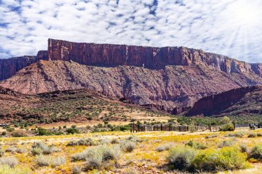 Kırmızı-kahverengi büyük dağ sıraları. Utah Kırmızı Kum Taşları. Amerika 'nın görkemli manzaraları. Güzel bir sonbahar gününde sabahın erken saatleri