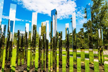 YENİ ORLEANS, ABD, 16 Eylül 2023: New Orleans City Park. Sanatçıların ve heykeltıraşların yeşil çimlerde sergilenmesi. Açık hava heykel bahçesi. 