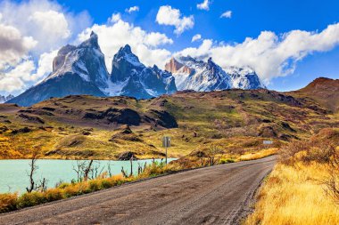 Şili Torres del Paine Ulusal Parkı. Los Cuernos 'un muhteşem kar kaplı siyah uçurumları. Patagonya. Pehoe Gölü 'nün masmavi suları eriyen buzullardan..