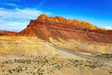San Rafael Resifi Salt Lake City 'nin doğusunda devasa bir kumtaşı sırtıdır. Görkemli kırmızı-kahverengi manzaralar dar çok renkli kanyonlarla kesişir. Amerikan otoyolu. 