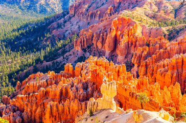 Serserilerin eşsiz jeolojik yapıları. Kayaların kırmızı, turuncu ve beyaz renkleri. Gün doğumunda ve günbatımında olağanüstü bir manzara. ABD 'deki Bryce Canyon Ulusal Parkı, Utah. 