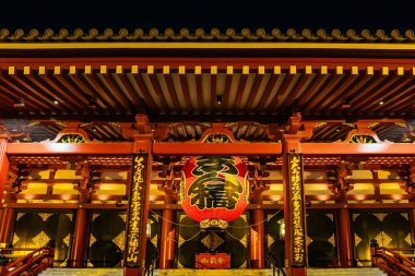 Senso-ji Tokyo 'daki en eski Budist tapınağıdır. Japonya 'ya seyahat et. Tapınak kompleksi güzel aydınlatılmış.. 