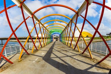 Aviles nehri üzerindeki muhteşem köprü. Ünlü mimar Oscar Niemeyer 'in uluslararası kültür merkezi. Asturias 'taki Avilas kasabası. İspanya 'nın kuzeyi. 